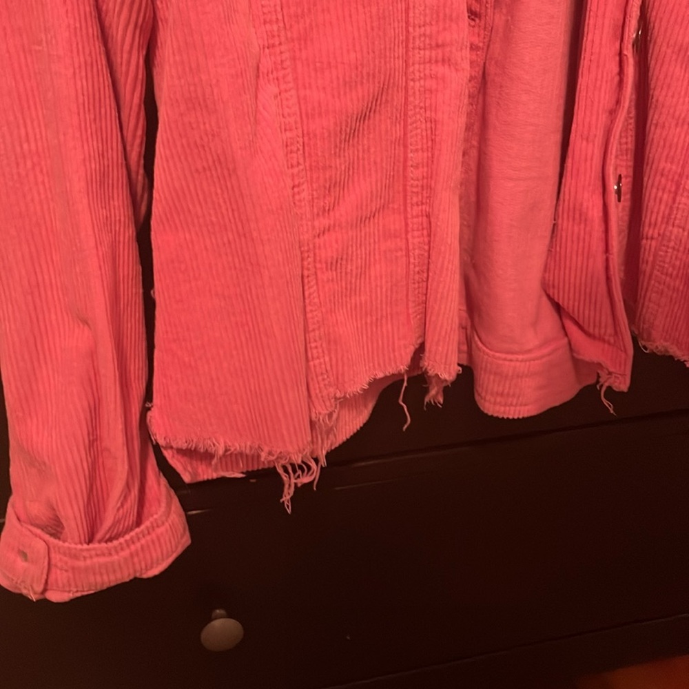 POL Pink CORDUROY Button-Up FRAYED HEM 2-Pocket CROPPED Jacket/Shacket - Picture 3 of 5